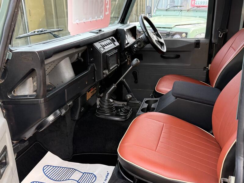 LAND ROVER DEFENDER 90