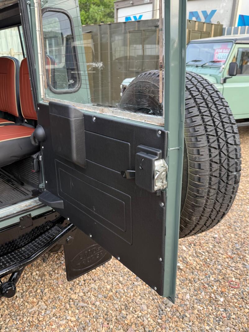 LAND ROVER DEFENDER 90