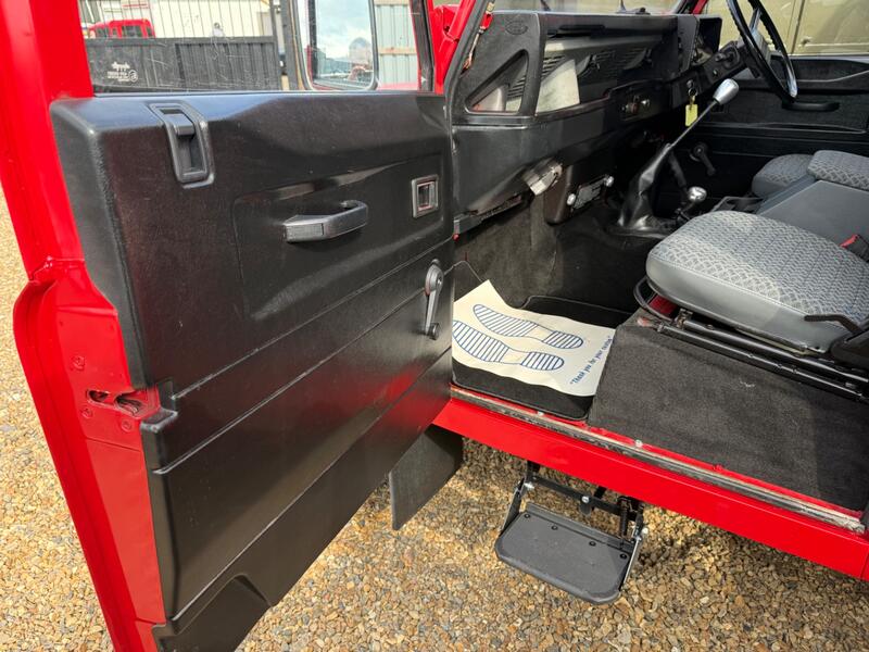 LAND ROVER DEFENDER 90