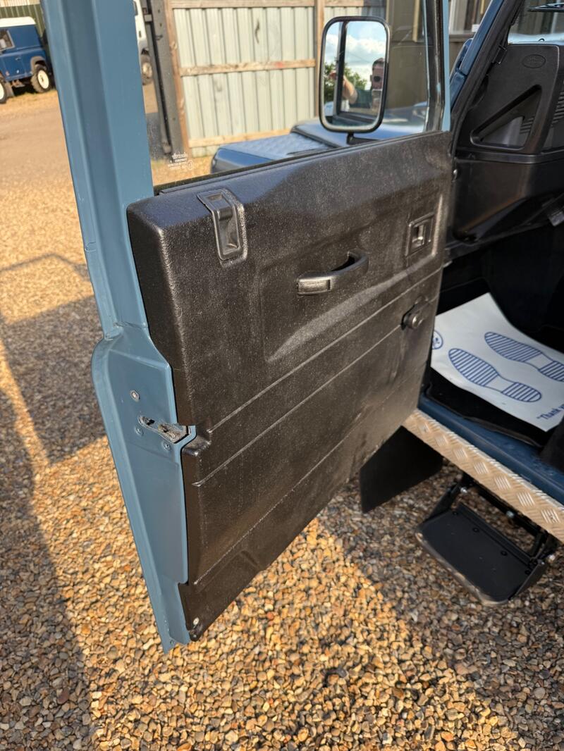 LAND ROVER DEFENDER 90