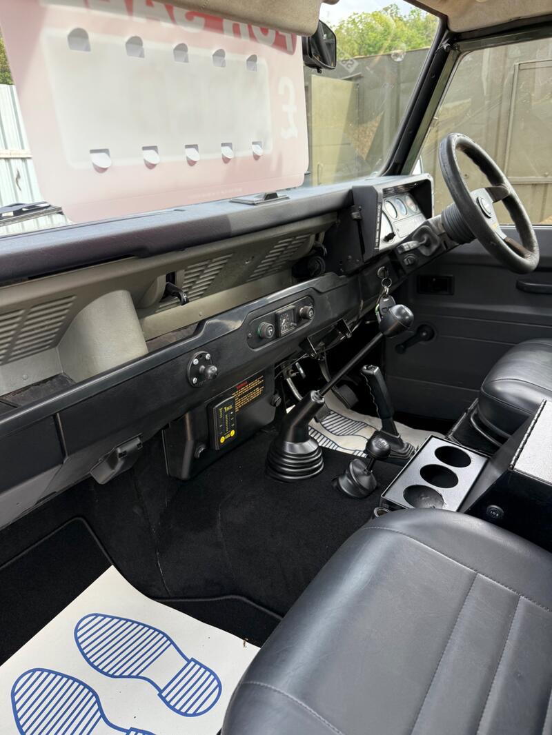LAND ROVER DEFENDER 90