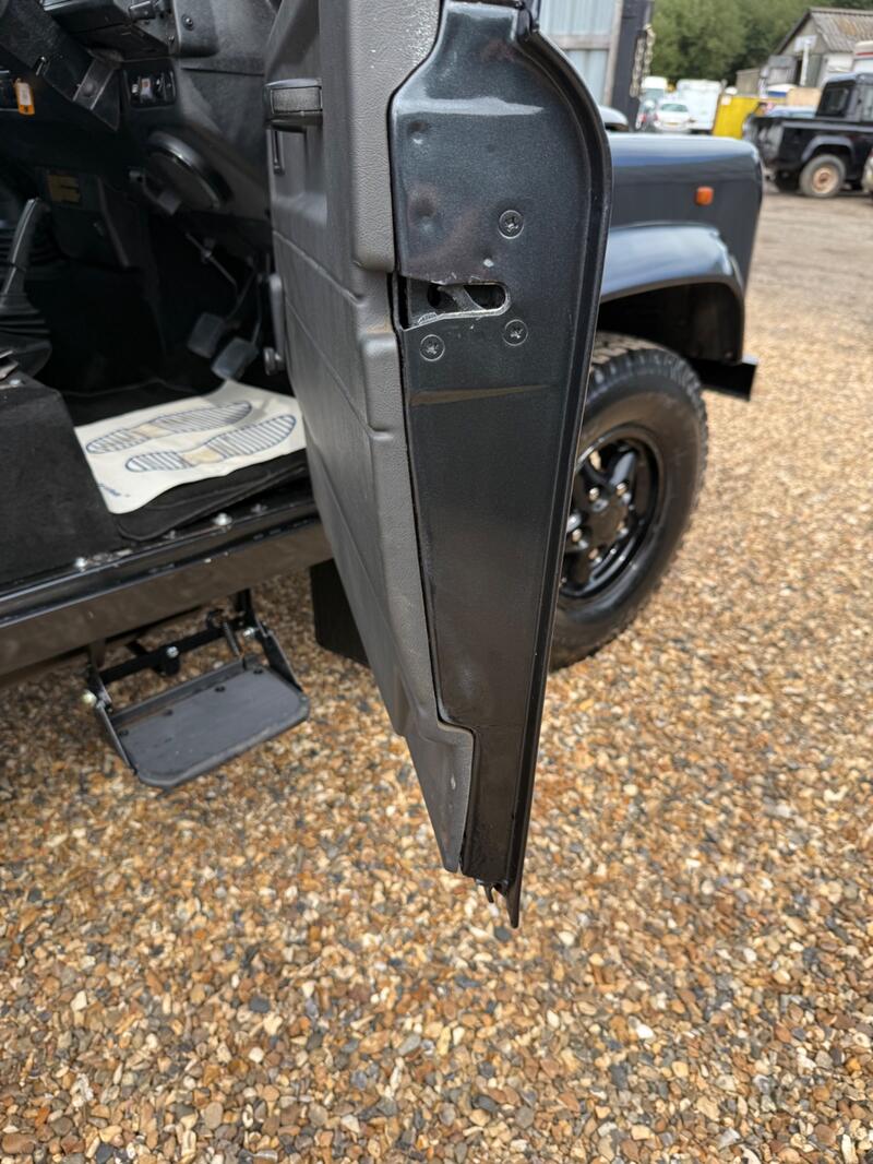LAND ROVER DEFENDER 90