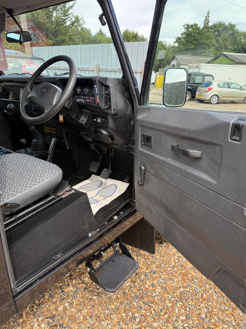 LAND ROVER DEFENDER 90