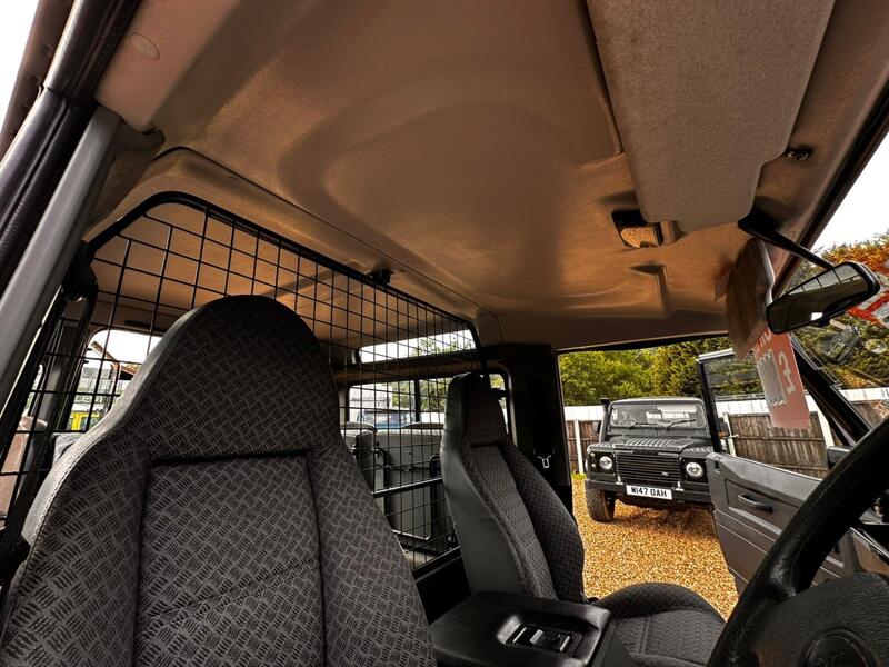 LAND ROVER DEFENDER 90
