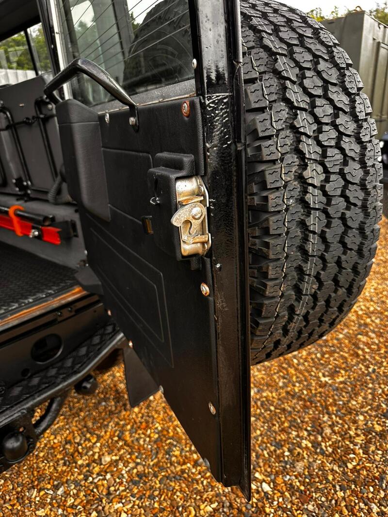 LAND ROVER DEFENDER 90