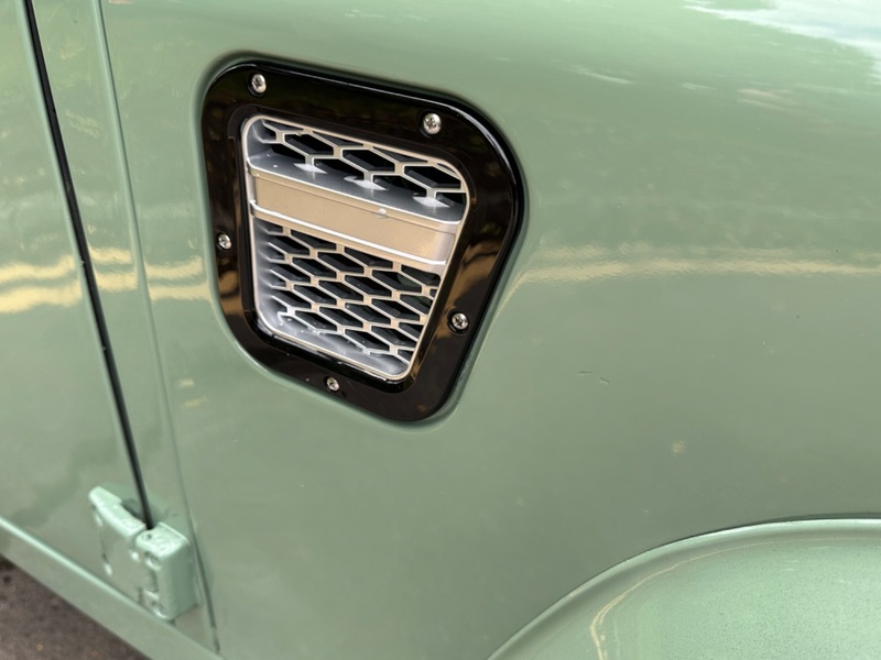 LAND ROVER DEFENDER 90